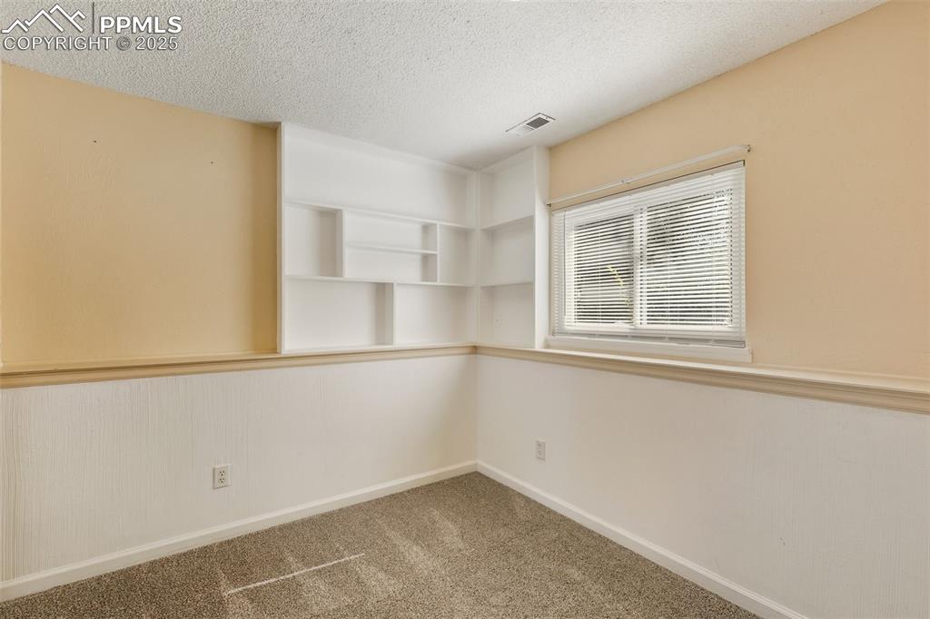 Image 25 of 34: Bedroom