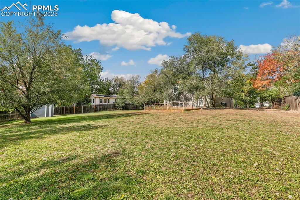 Image 32 of 34: Yard