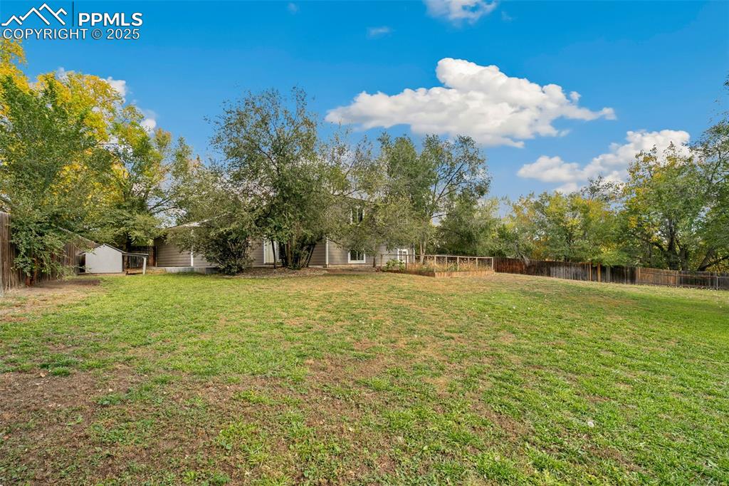 Image 33 of 34: Yard