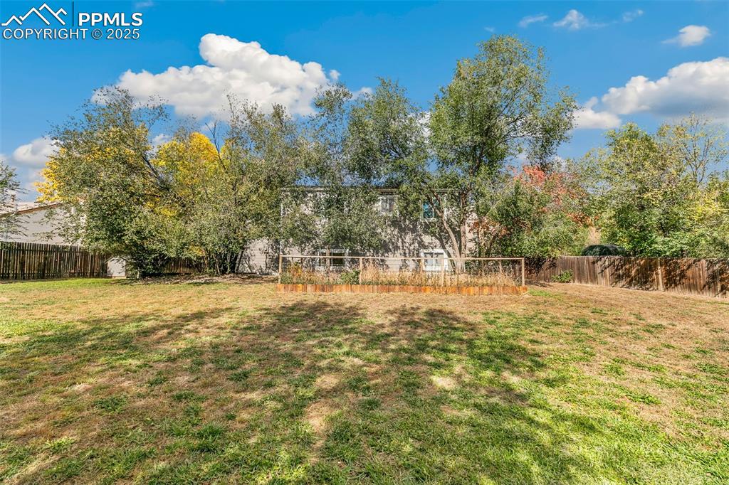 Image 34 of 34: Yard