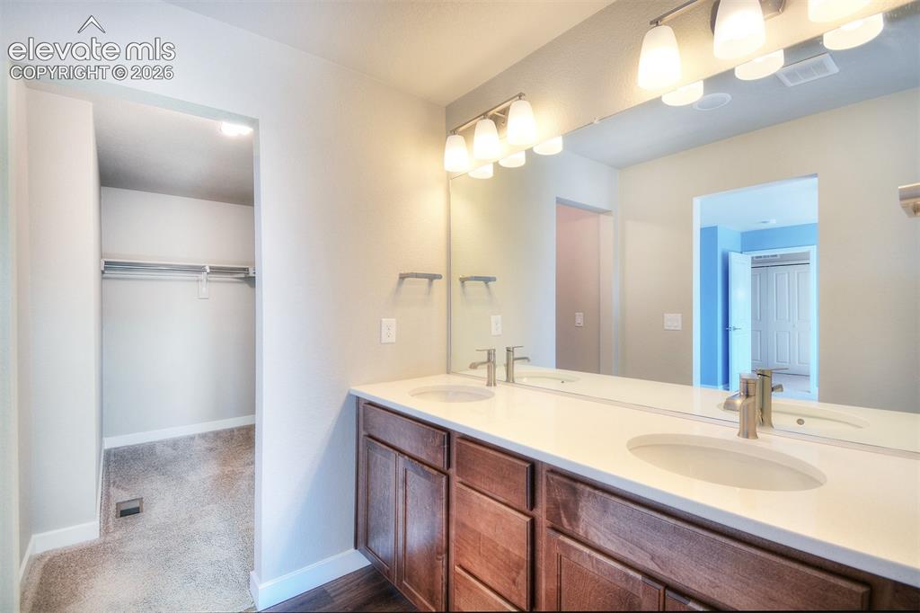 Image 17 of 29: Bathroom