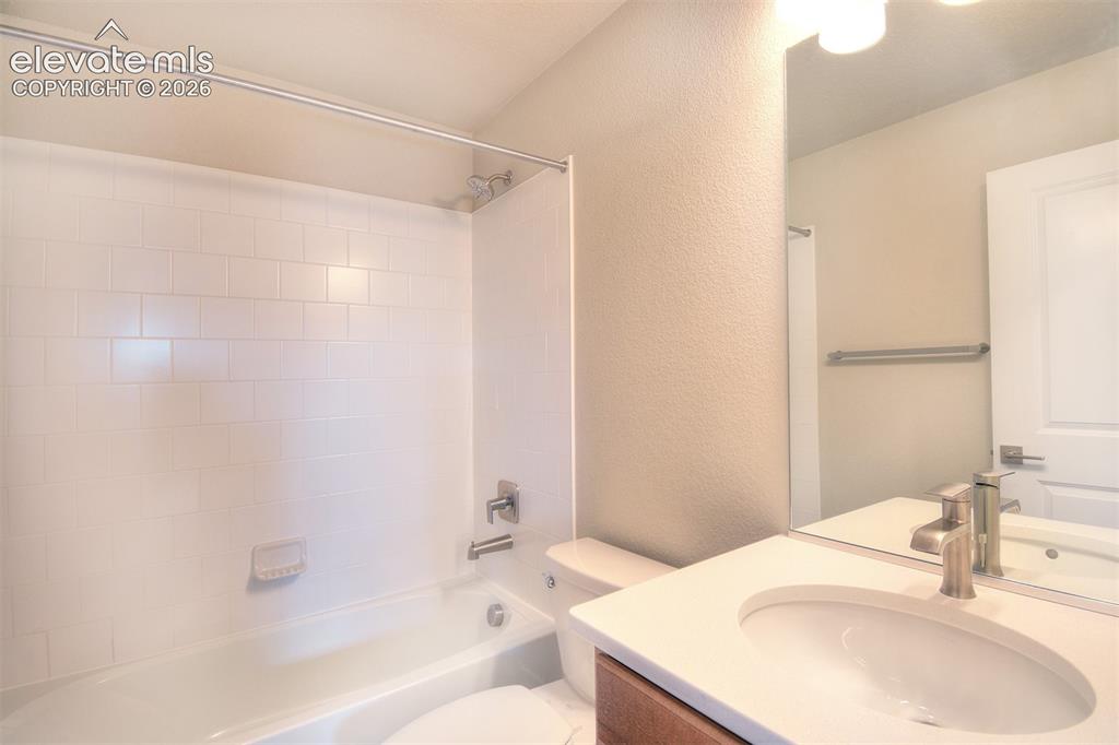 Image 23 of 29: Bathroom