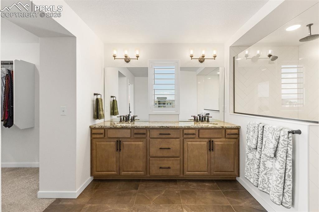 Image 22 of 37: Bathroom