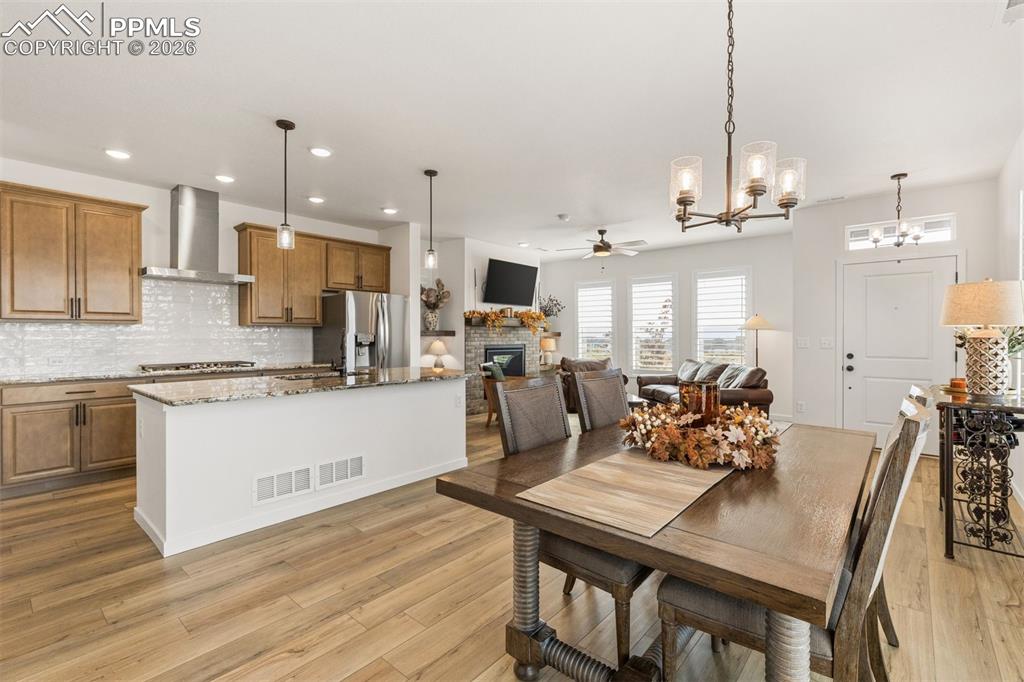 Image 5 of 37: Dining Area