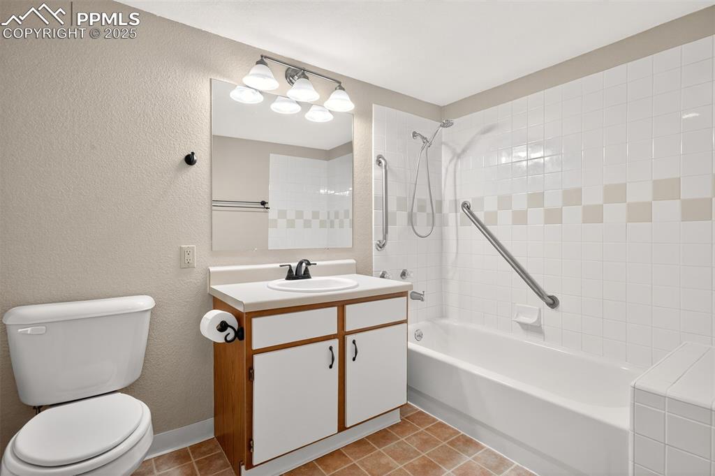 Image 17 of 27: Main Bathroom