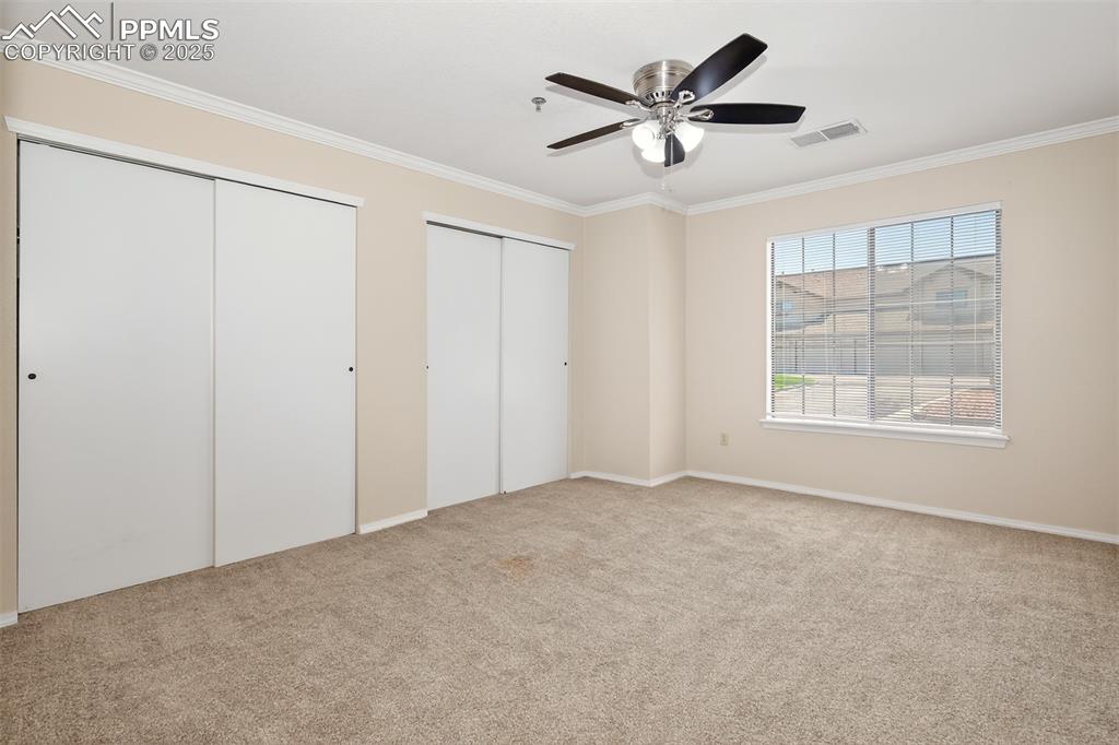 Image 18 of 27: Bedroom