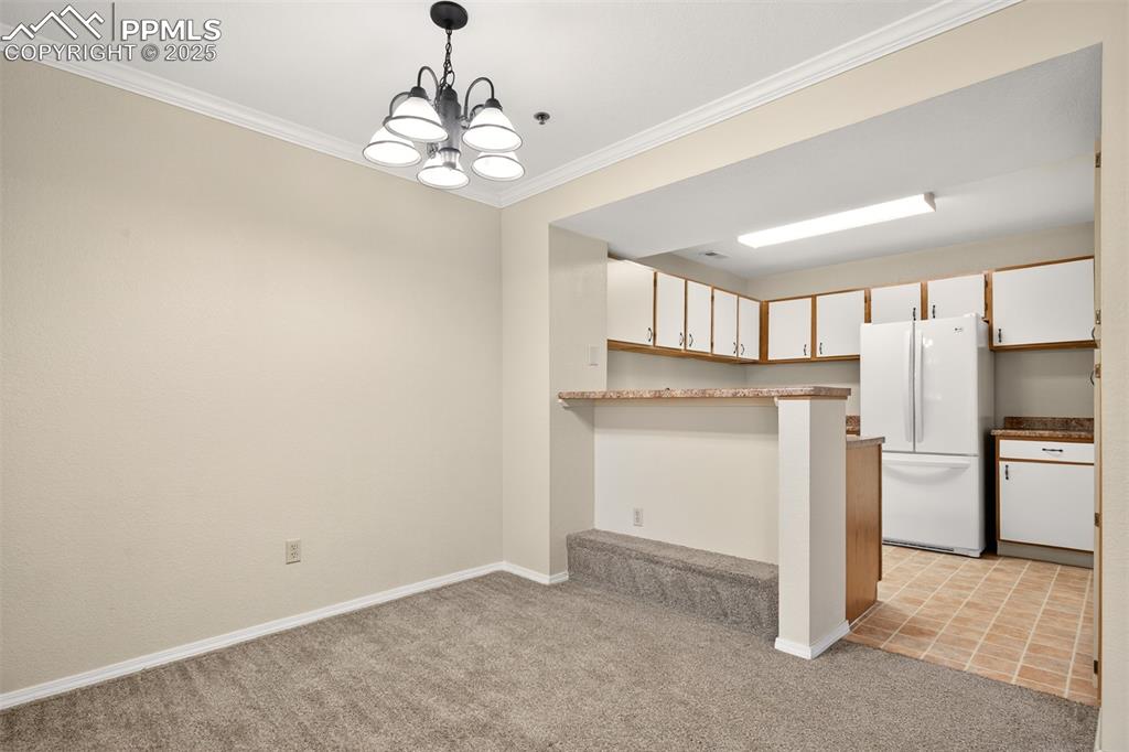 Image 7 of 27: Dining area & bar