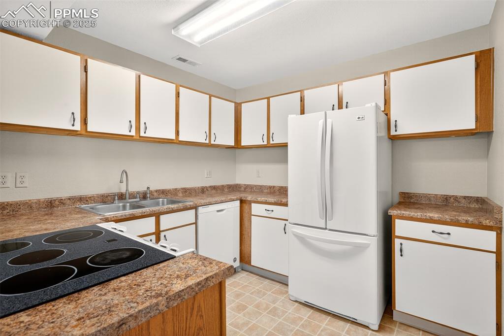 Image 9 of 27: Plenty of cabinets