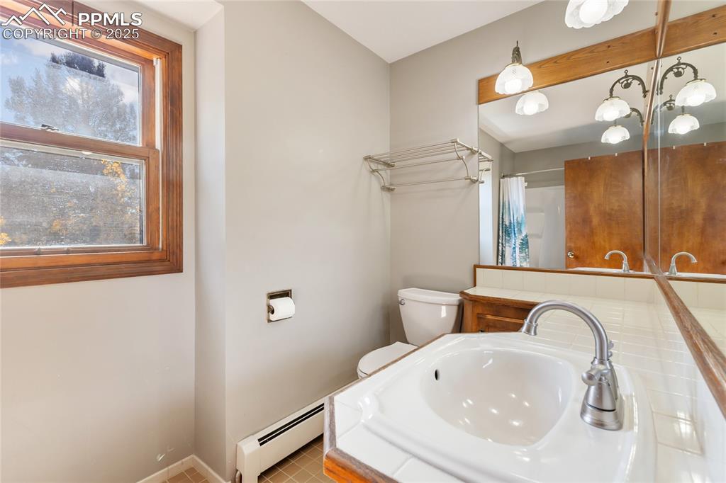 Image 30 of 50: Upper full bathroom 