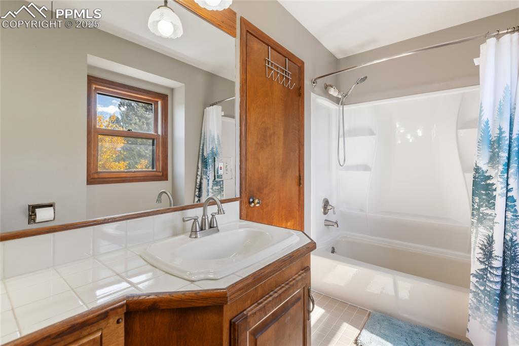 Image 31 of 50: Upper level bathroom