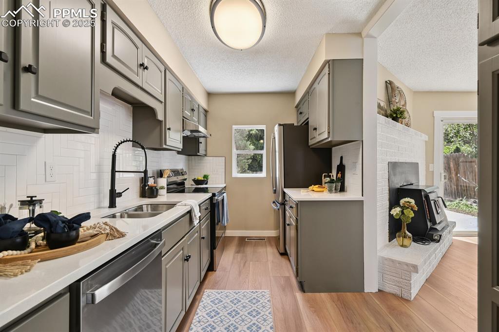 Image 14 of 27: Kitchen