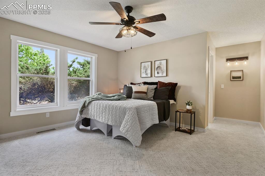 Image 17 of 27: Bedroom