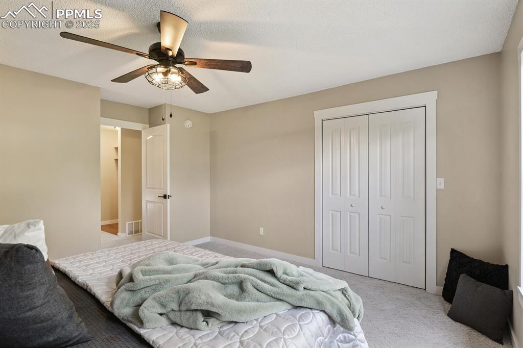 Image 18 of 27: Bedroom