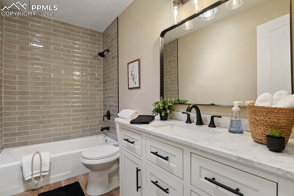 Image 20 of 27: Bathroom