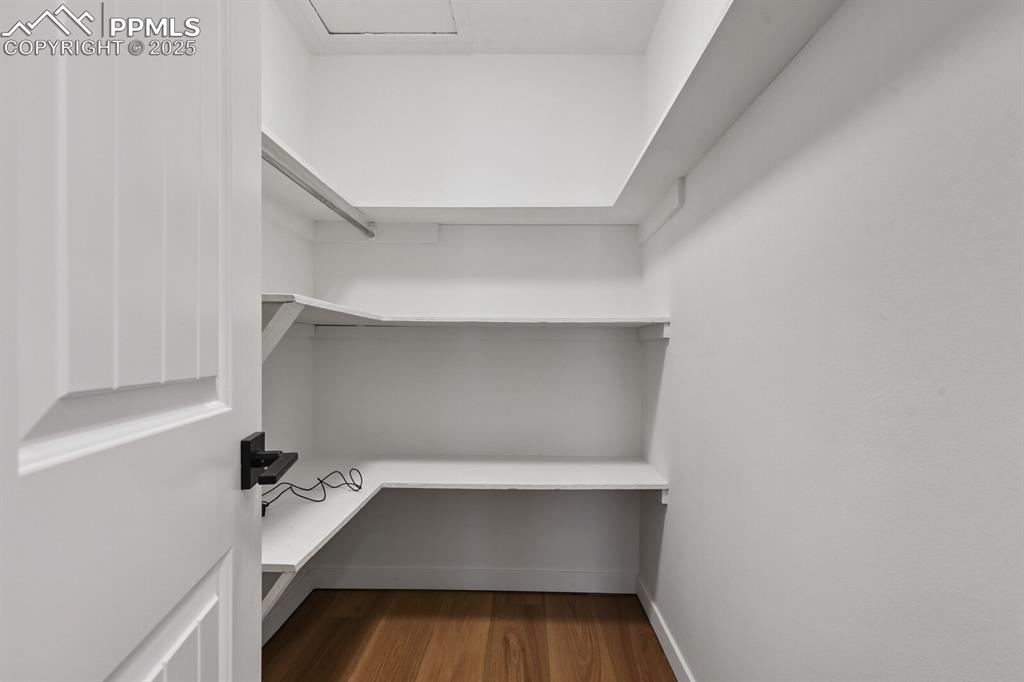 Image 24 of 27: Closet