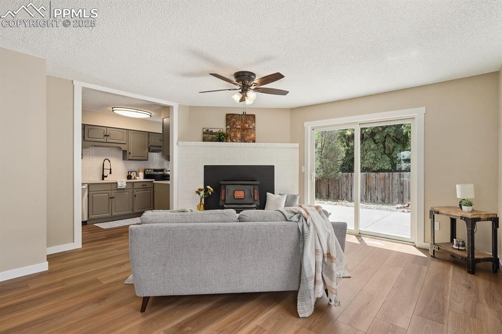 Image 6 of 27: Living Room