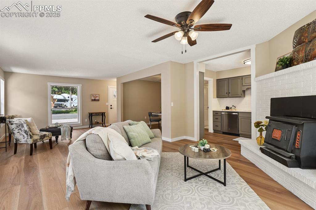 Image 7 of 27: Living Room