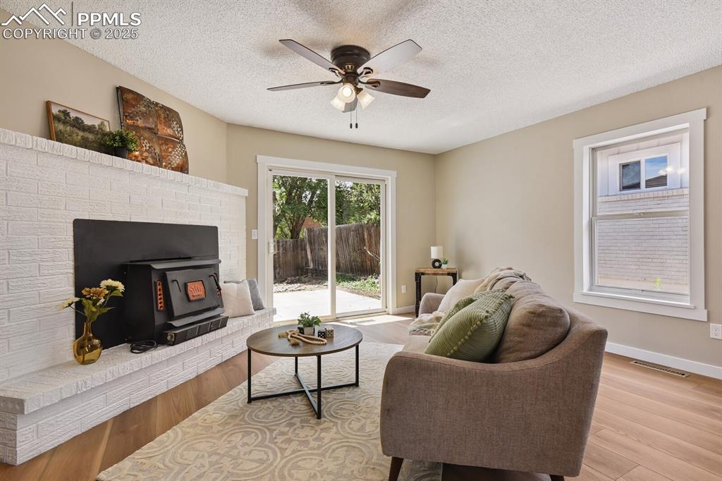 Image 8 of 27: Living Room