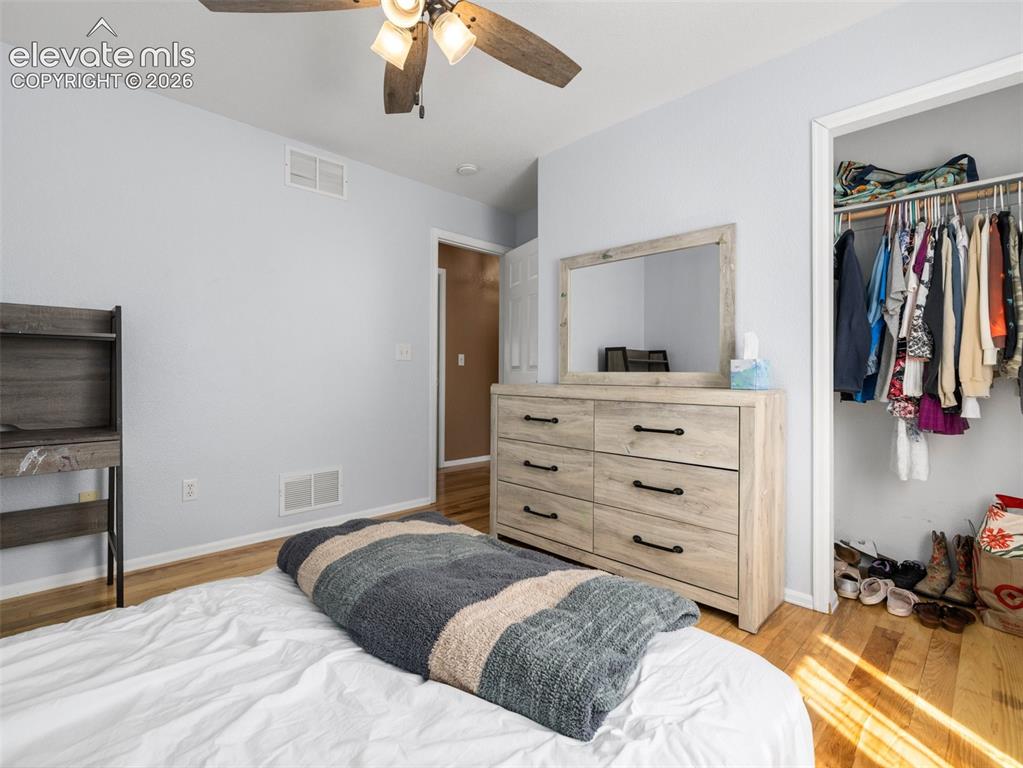 Image 19 of 35: Bedroom