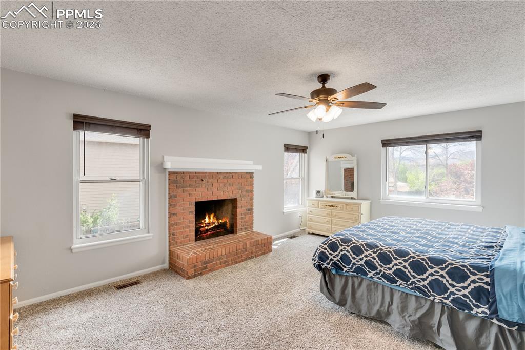 Image 21 of 47: Bedroom