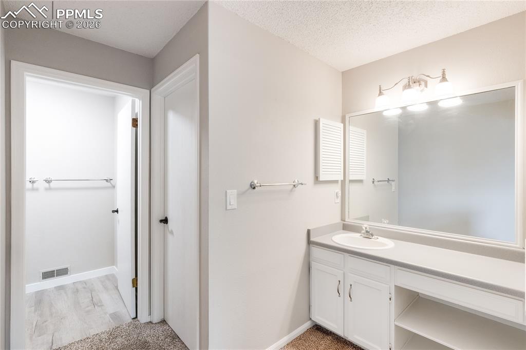 Image 22 of 47: Bathroom