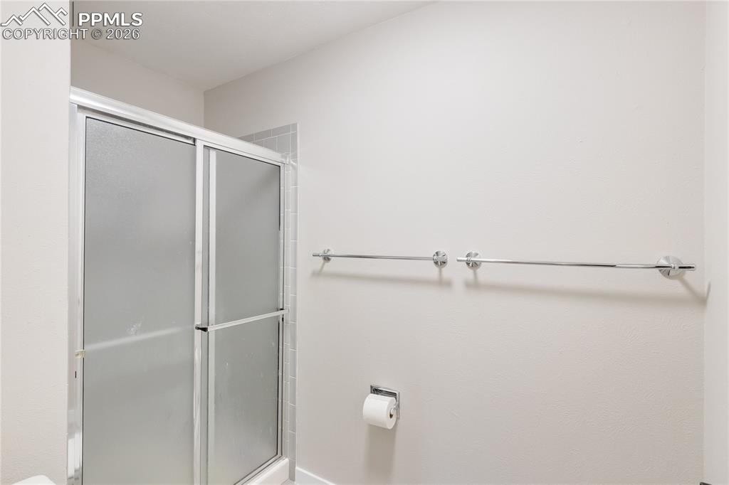 Image 23 of 47: Bathroom