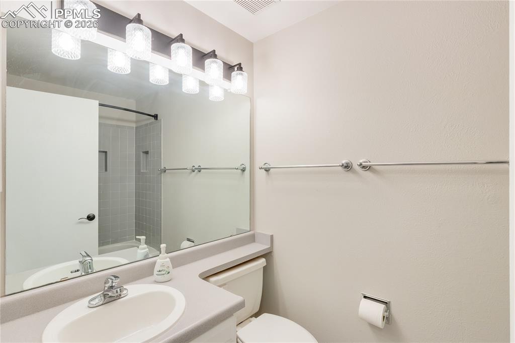 Image 27 of 47: Bathroom