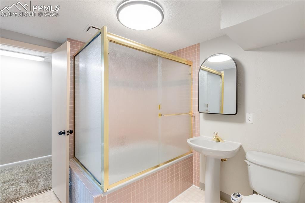 Image 37 of 47: Bathroom