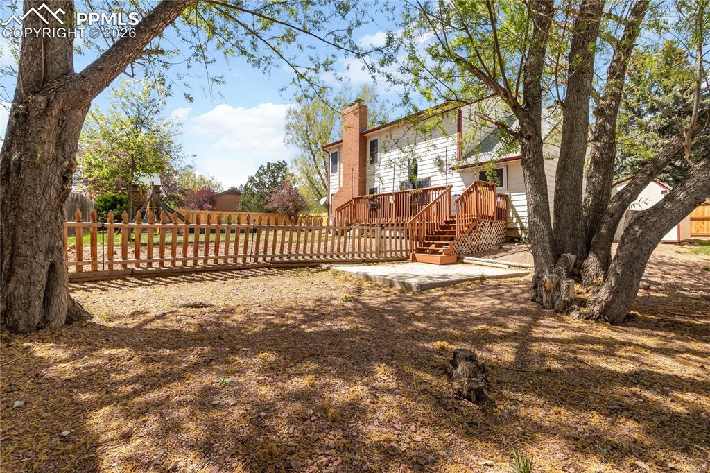 Image 44 of 47: Yard