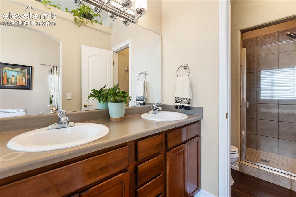 Image 14 of 33: Bathroom