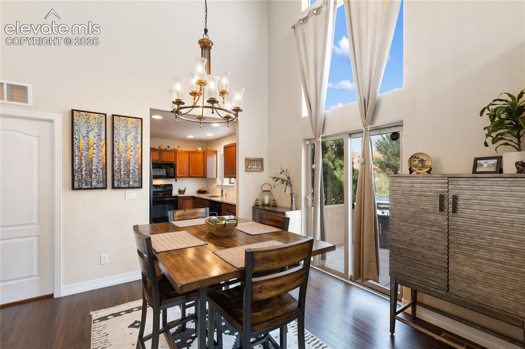 Image 7 of 33: Dining Area