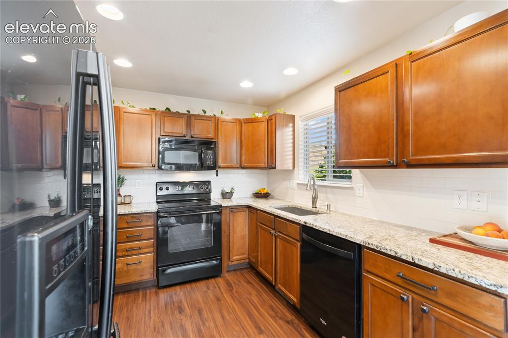 Image 9 of 33: Kitchen
