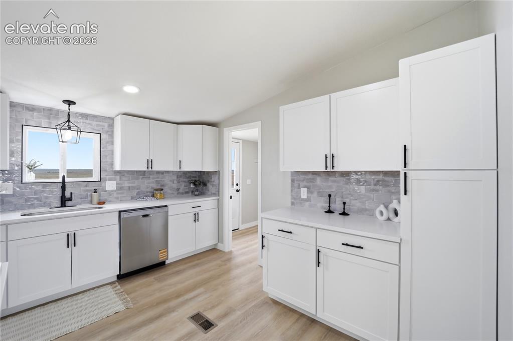 Image 19 of 50: Kitchen