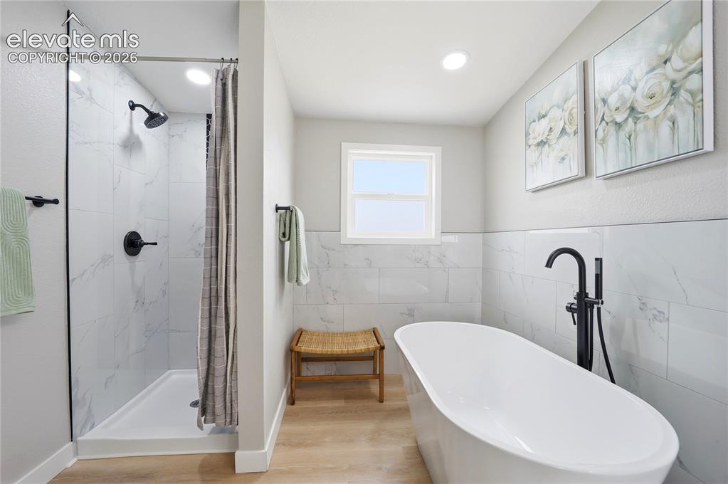 Image 34 of 50: Bathroom