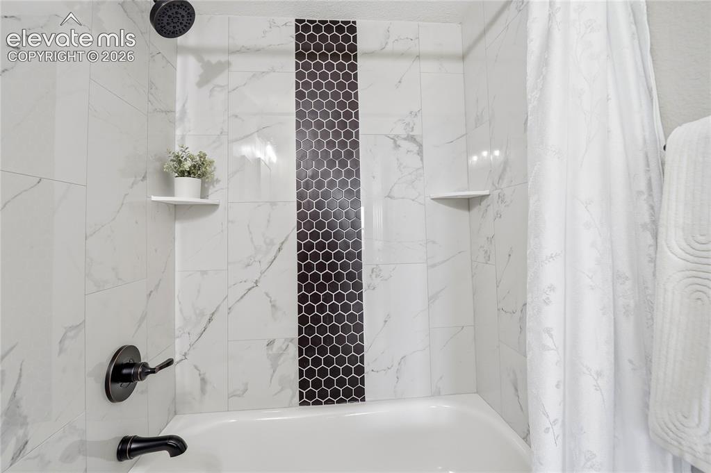 Image 40 of 50: Bathroom