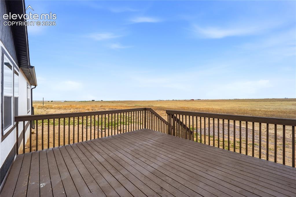 Image 6 of 50: Deck