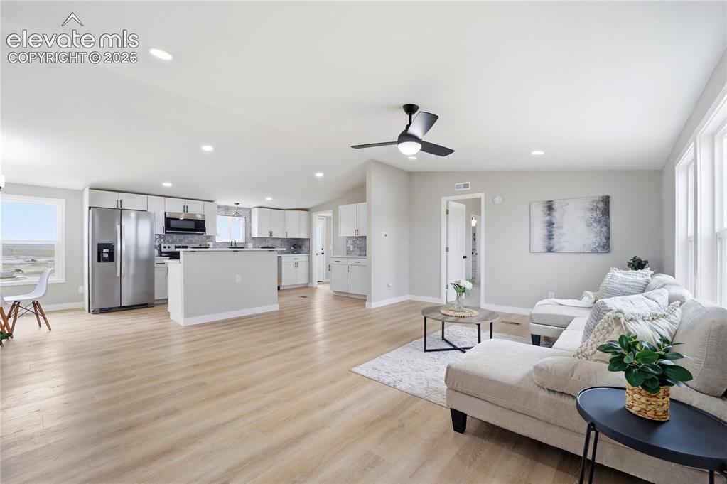 Image 8 of 50: Living Room