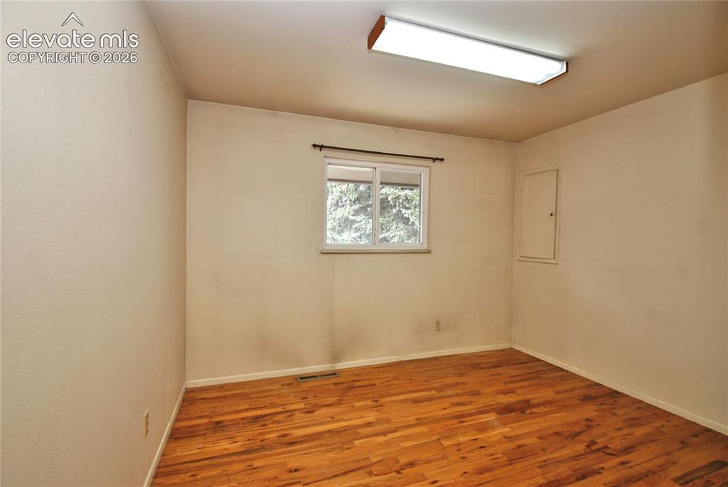 Image 11 of 27: Bedroom