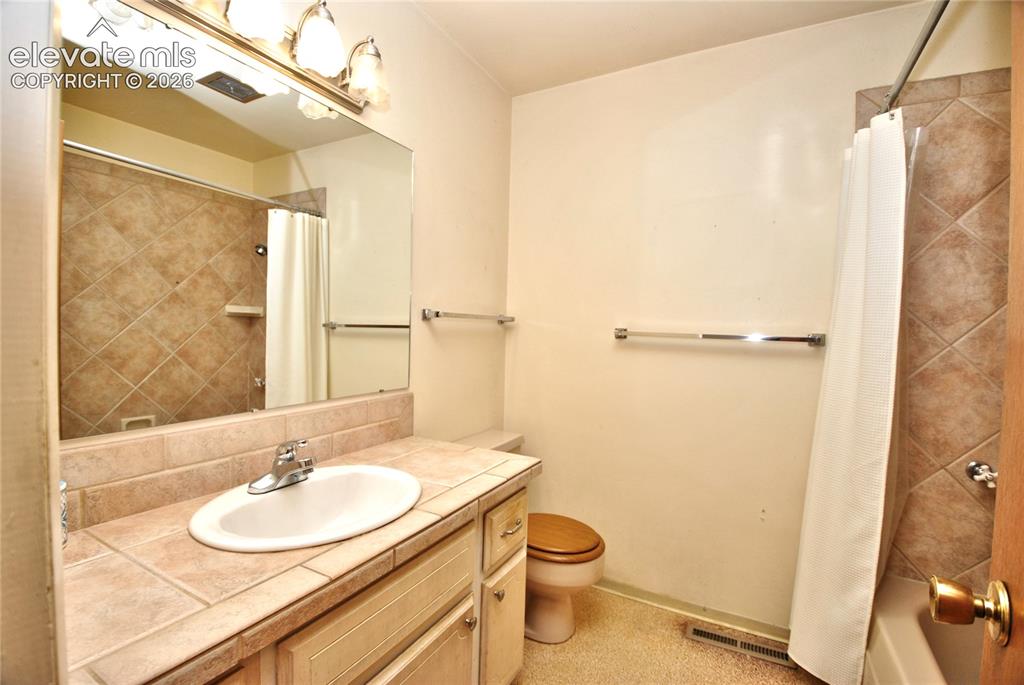 Image 13 of 27: Bathroom