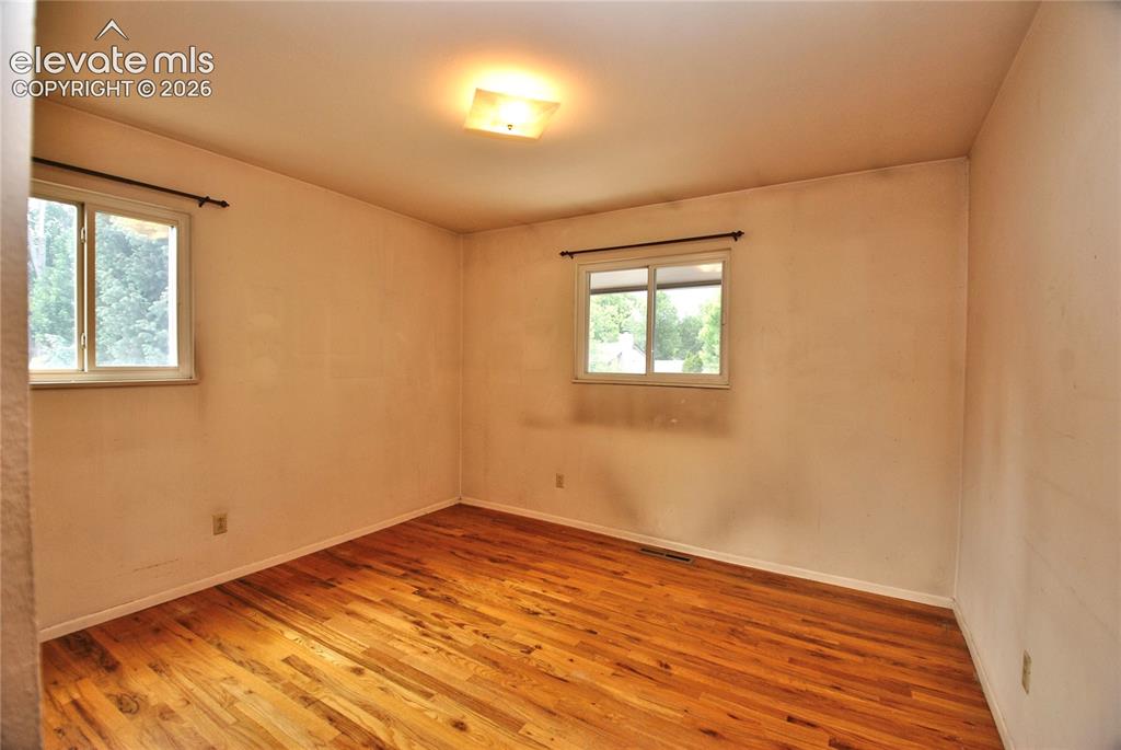 Image 14 of 27: Bedroom