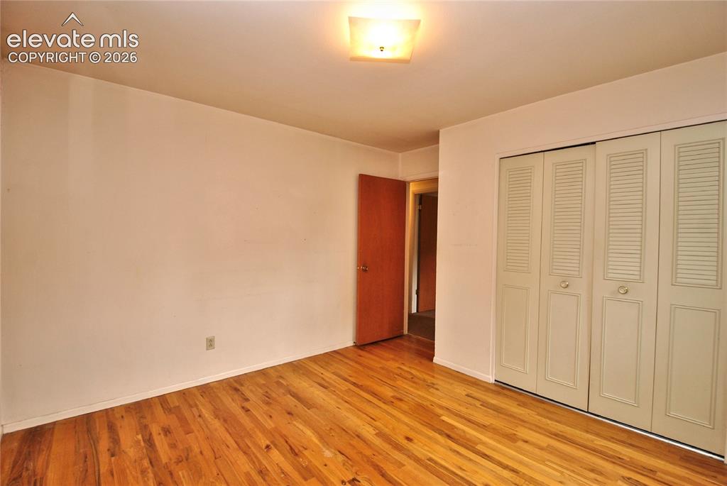 Image 15 of 27: Bedroom