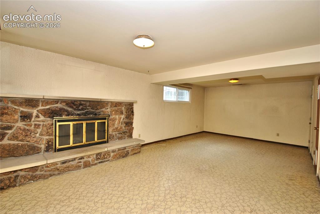Image 16 of 27: Family Room