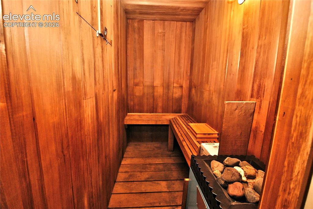 Image 19 of 27: Sauna