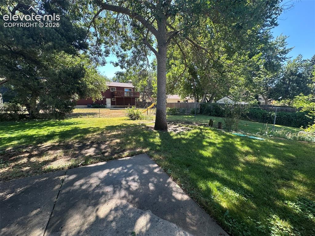 Image 20 of 27: Yard