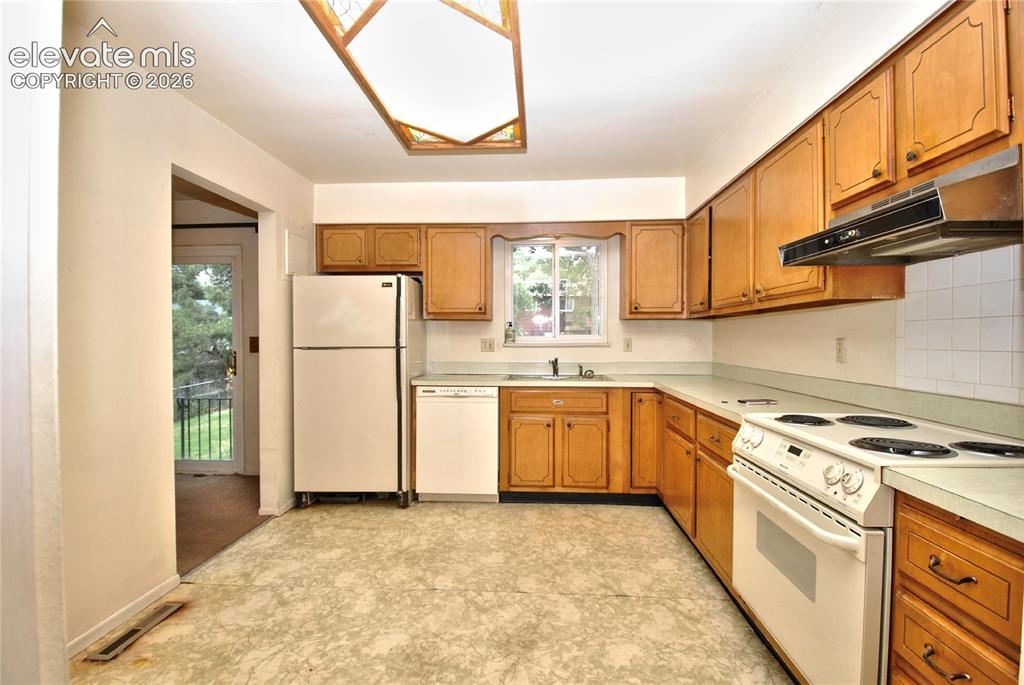 Image 5 of 27: Kitchen