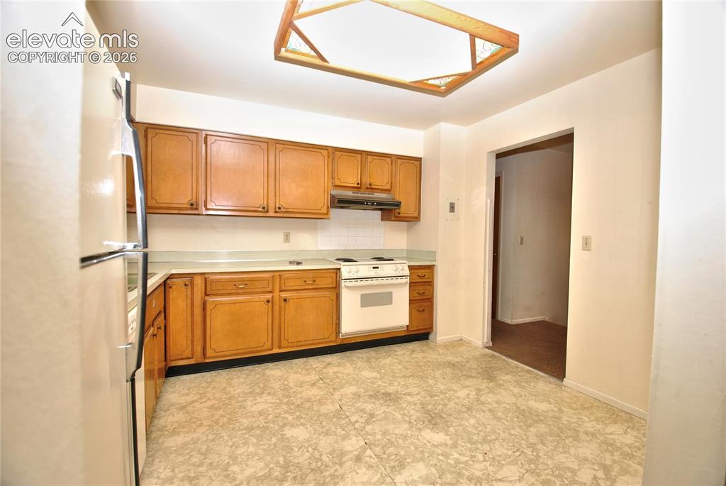 Image 6 of 27: Kitchen