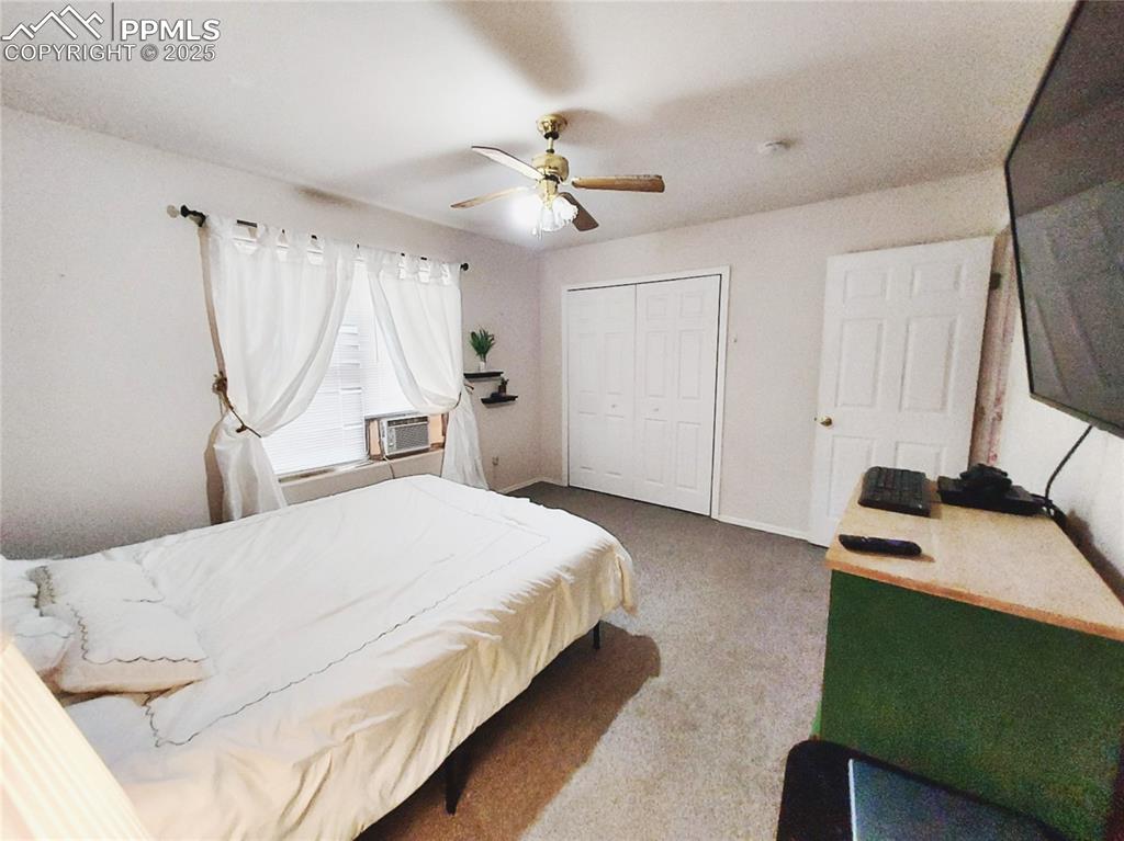 Image 18 of 31: Bedroom