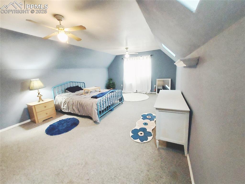 Image 23 of 31: Bedroom