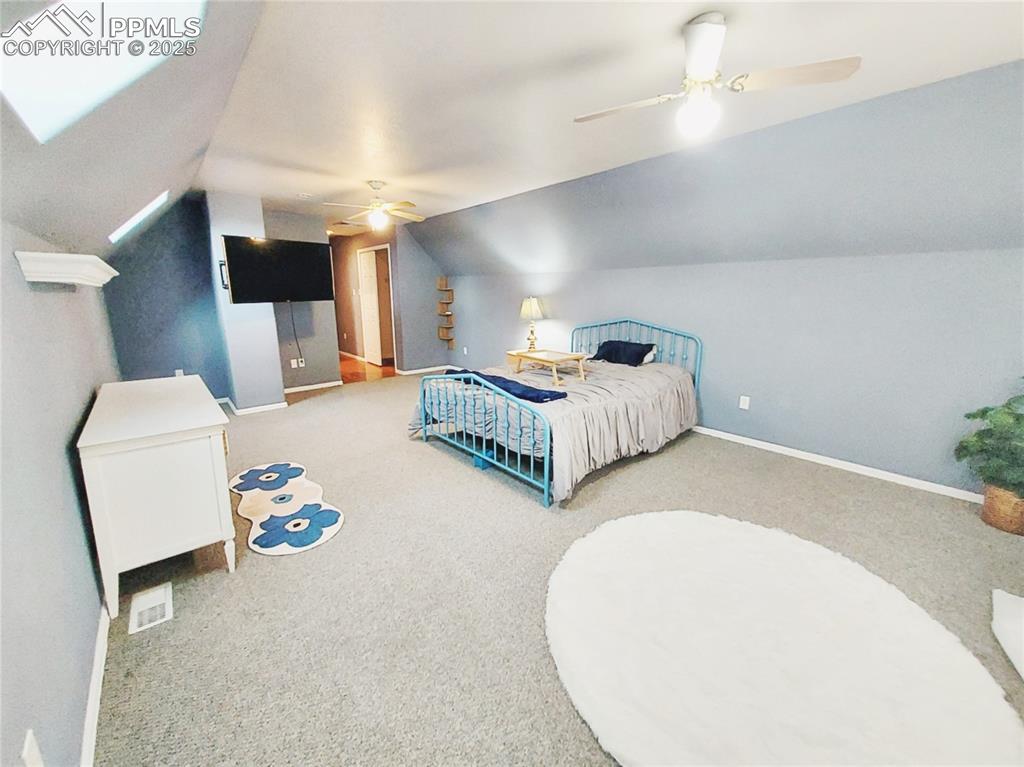 Image 24 of 31: Bedroom