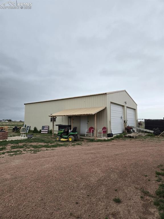 Image 28 of 31: Garage